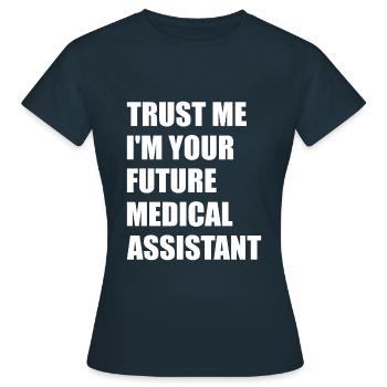 Trust Me I'm Your Future Medical Assistant Slogan - Frauen T-Shirt - Navy - Vorne - AI Model Female 172 dark (172cm)