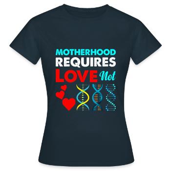 La maternité exige de l’amour, pas de la génétique - T-shirt Femme - marine - Devant - AI Model Female 172 dark (172cm)