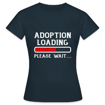 Adoption Loading Bitte warten Adoption Day ist da - Frauen T-Shirt - Navy - Vorne - AI Model Female 172 dark (172cm)
