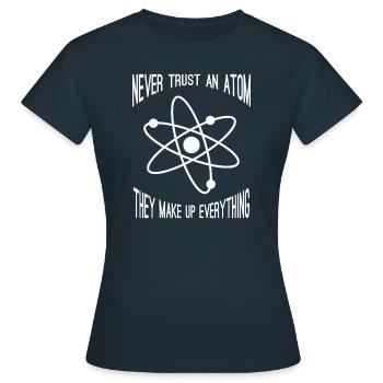 Atome machen alles aus - Frauen T-Shirt - Navy - Vorne - AI Model Female 172 dark (172cm)