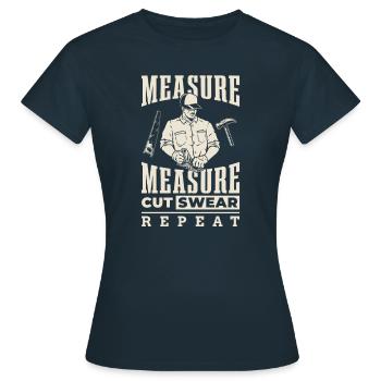Mesurer, couper, mesurer, jurer, répéter - T-shirt Femme - marine - Devant - AI Model Female 172 dark (172cm)