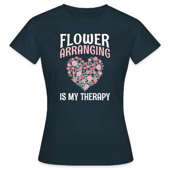 Lier des fleurs est ma thérapie - T-shirt Femme - marine - Devant - AI Model Female 172 dark (172cm)
