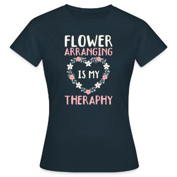 Lier des fleurs est ma thérapie - T-shirt Femme - marine - Devant - AI Model Female 172 dark (172cm)