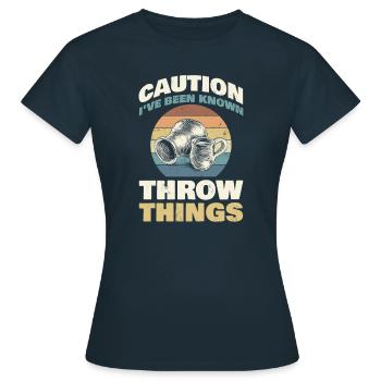 Attention, je suis connu pour faire des choses - T-shirt Femme - marine - Devant - AI Model Female 172 dark (172cm)