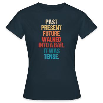 Past Present Future Ging In Eine Bar, Es War - Frauen T-Shirt - Navy - Vorne - AI Model Female 172 dark (172cm)