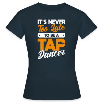 Il n’est jamais trop tard pour devenir danseur de claquettes - T-shirt Femme - marine - Devant - AI Model Female 172 dark (172cm)