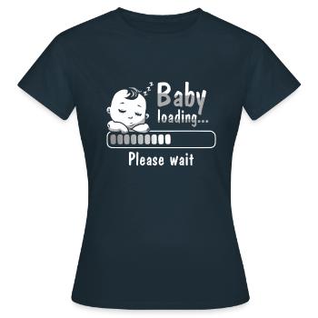 Cadeau de chargement de bébé pour bébé pipi - douche de bébé - T-shirt Femme - marine - Devant - AI Model Female 172 dark (172cm)