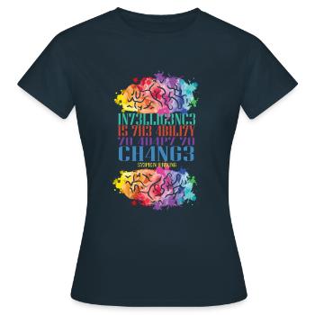 L'intelligence est la capacité de s'adapter au changement - T-shirt Femme - marine - Devant - AI Model Female 172 dark (172cm)