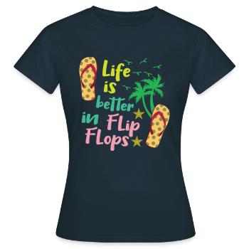 Life Better Flop Beach 2022 Tropical Summer - Frauen T-Shirt - Navy - Vorne - AI Model Female 172 dark (172cm)