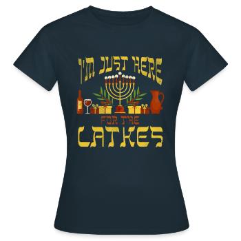 Pour Latkes Juifs de Noël Juifs Hanoukka Éléments - T-shirt Femme - marine - Devant - AI Model Female 172 dark (172cm)