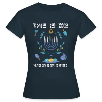 Juif de Noël juif Cet ornement de Hanoukka - T-shirt Femme - marine - Devant - AI Model Female 172 dark (172cm)