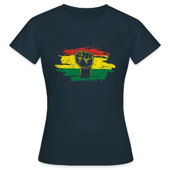 Le poing célèbre l’histoire des Noirs de Juneteenth - T-shirt Femme - marine - Devant - AI Model Female 172 dark (172cm)