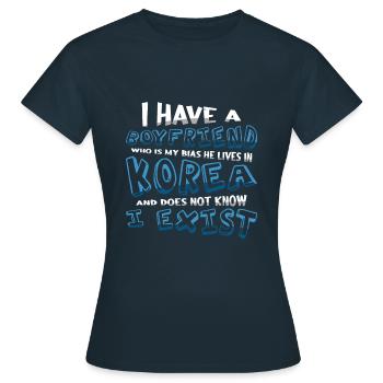 K-Pop : J’ai un petit ami en Corée - T-shirt Femme - marine - Devant - AI Model Female 172 dark (172cm)