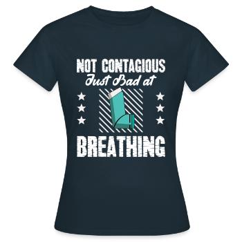 Sensibilisation à l’asthme : pas contagieuse, mais mauvaise - T-shirt Femme - marine - Devant - AI Model Female 172 dark (172cm)