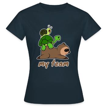 L’équipe Lentement - T-shirt Femme - marine - Devant - AI Model Female 172 dark (172cm)