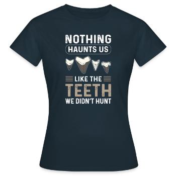 Chasse aux dents de mégalodon. Dent de requin Dent fossile - T-shirt Femme - marine - Devant - AI Model Female 172 dark (172cm)