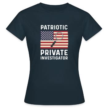 Détective privé patriotique. Détective privé aux États-Unis - T-shirt Femme - marine - Devant - AI Model Female 172 dark (172cm)