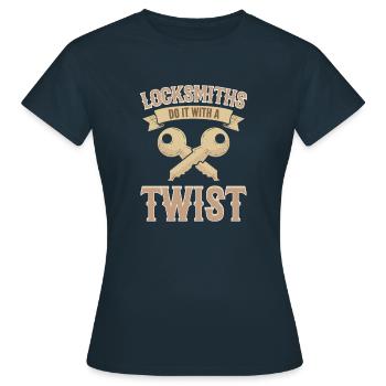 Schlüsseldienste Machen Es Mit Einem Twist. - Frauen T-Shirt - Navy - Vorne - AI Model Female 172 dark (172cm)