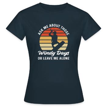 Windige Tage. Vintage Kitesurfen Und Kiteboarding - Frauen T-Shirt - Navy - Vorne - AI Model Female 172 dark (172cm)