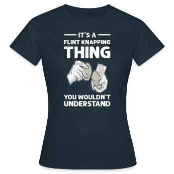 Es Ist Eine Flint-Knapping-Sache, Die Sie Nicht - Frauen T-Shirt - Navy - Vorne - AI Model Female 172 dark (172cm)