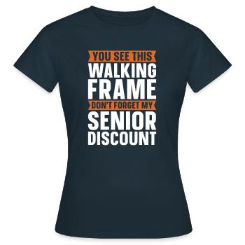 Pension de retraité drôle - T-shirt Femme - marine - Devant - AI Model Female 172 dark (172cm)