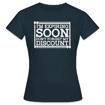 Pension de retraité drôle N’oubliez pas ma réduction - T-shirt Femme - marine - Devant - AI Model Female 172 dark (172cm)