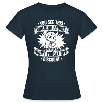 Pension de retraité drôle N’oubliez pas ma réduction - T-shirt Femme - marine - Devant - AI Model Female 172 dark (172cm)