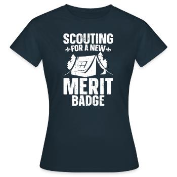 Insigne d’honneur scout - T-shirt Femme - marine - Devant - AI Model Female 172 dark (172cm)