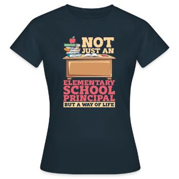 Directeur d’école primaire - T-shirt Femme - marine - Devant - AI Model Female 172 dark (172cm)