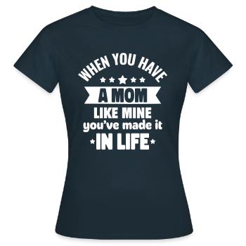 Eine Mama wie meine ist reines Glück - Frauen T-Shirt - Navy - Vorne - AI Model Female 172 dark (172cm)