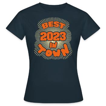 Town 2023 - Frauen T-Shirt - Navy - Vorne - AI Model Female 172 dark (172cm)