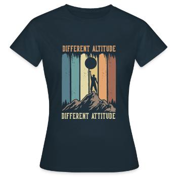 Altitude différente, attitude différente - T-shirt Femme - marine - Devant - AI Model Female 172 dark (172cm)