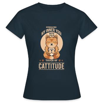 Embrasser le yogi qui sommeille en moi avec une touche de cattitude - T-shirt Femme - marine - Devant - AI Model Female 172 dark (172cm)