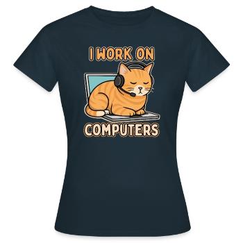 Lustige IT-Katze – I Work on Computers - Frauen T-Shirt - Navy - Vorne - AI Model Female 172 dark (172cm)