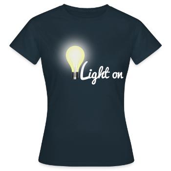 Lumière à l’ampoule - T-shirt Femme - marine - Devant - AI Model Female 172 dark (172cm)