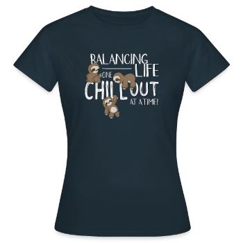 Équilibrer la vie, un chill out à la fois ! Paresseux - T-shirt Femme - marine - Devant - AI Model Female 172 dark (172cm)