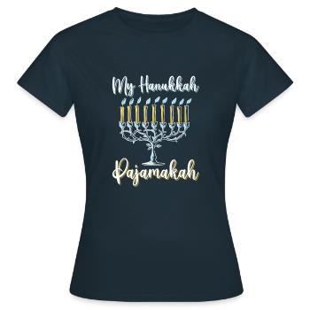 My Hanukkah Pajamakah - Menorah Lights Hanukkah - T-shirt Femme - marine - Devant - AI Model Female 172 dark (172cm)