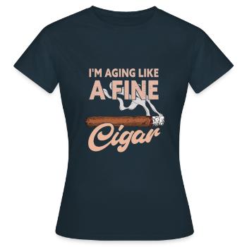 I'm Aging Like A Fine Cigar Funny Cigar Smoker - Frauen T-Shirt - Navy - Vorne - AI Model Female 172 dark (172cm)