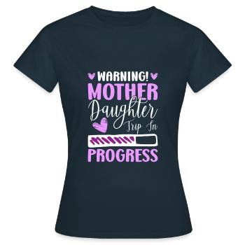 Funny Mother Daughter Matching Family Trip - Frauen T-Shirt - Navy - Vorne - AI Model Female 172 dark (172cm)