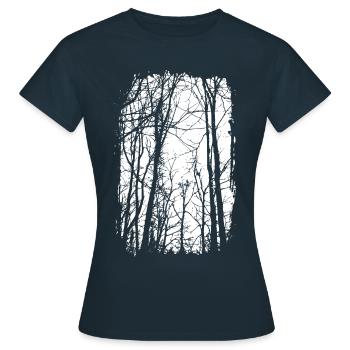 Wald - schwarz/weiss - Natur - Nachhaltige Kunst - Frauen T-Shirt - Navy - Vorne - AI Model Female 172 dark (172cm)