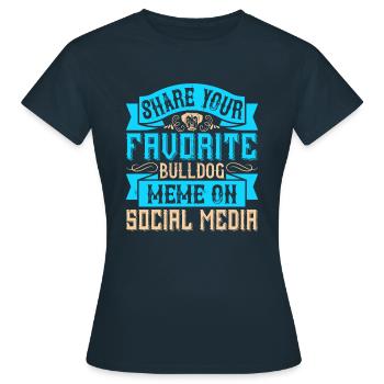 Partagez votre mème bouledogue préféré sur les réseaux sociaux - T-shirt Femme - marine - Devant - AI Model Female 172 dark (172cm)