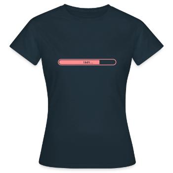 Chargement moment de l'installation de la barre - T-shirt Femme - marine - Devant - AI Model Female 172 dark (172cm)