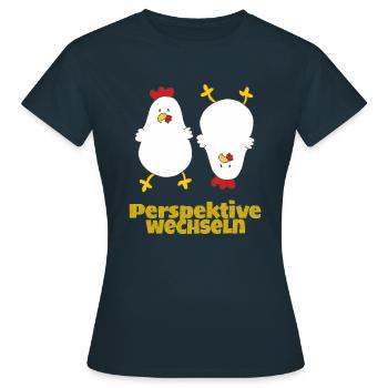 perspektive wechseln huhn - Frauen T-Shirt - Navy - Vorne - AI Model Female 172 dark (172cm)