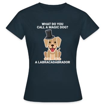 Comment appelle-t-on un chien capable de faire de la magie? - T-shirt Femme - marine - Devant - AI Model Female 172 dark (172cm)