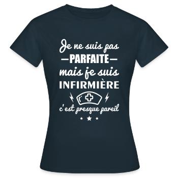 Pas parfaite mais infirmière,cadeau infirmières - T-shirt Femme - marine - Devant - AI Model Female 172 dark (172cm)