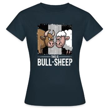 Il s’agit de Bull Sheep Lustiges Wortspiel Design - T-shirt Femme - marine - Devant - AI Model Female 172 dark (172cm)