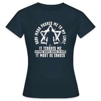 Combattant d’arts martiaux Self Défense Krav Maga - T-shirt Femme - marine - Devant - AI Model Female 172 dark (172cm)