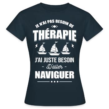 PAS BESOIN DE THÉRAPIE - BESOIN D'ALLER NAVIGUER - T-shirt Femme - marine - Devant - AI Model Female 172 dark (172cm)