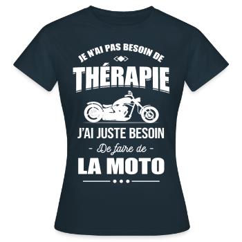 PAS BESOIN DE THÉRAPIE- BESOIN DE FAIRE DE LA MOTO - T-shirt Femme - marine - Devant - AI Model Female 172 dark (172cm)