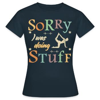 Sorry, I was doing stuff - Yoga - Frauen T-Shirt - Navy - Vorne - AI Model Female 172 dark (172cm)